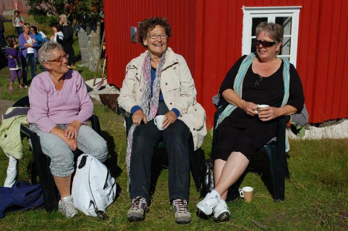 Milda Hestmark, Anna Moen og Grete Mathisen i solveggen