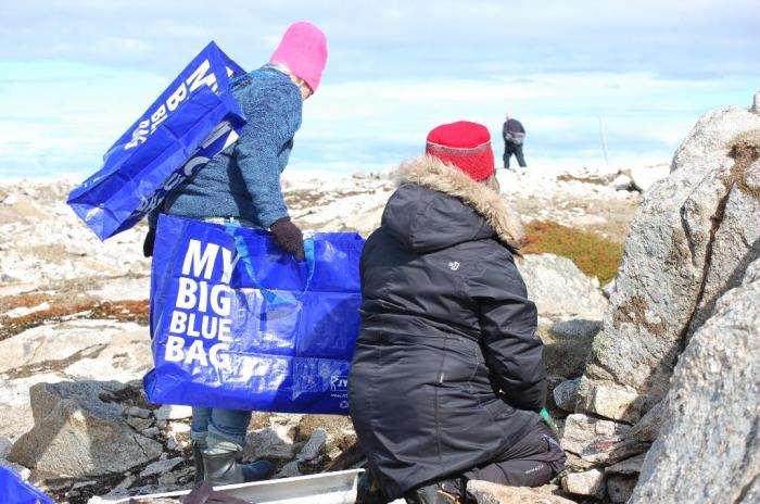 Tang fraktes i store bager rundt til husene Lena og Inger