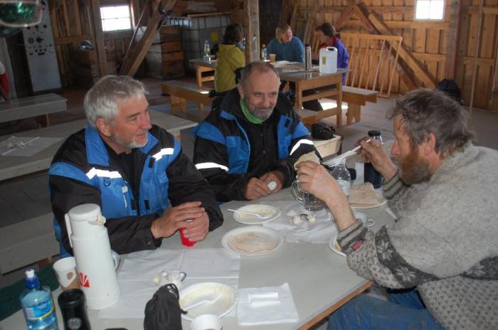 Matpause. Sturla, Einar og Per Morten