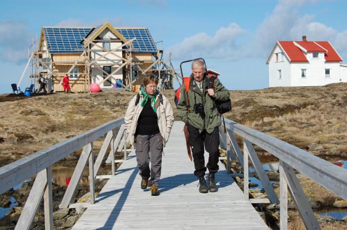 Inger og H�kon passerer en av bruene p� L�nan. I bakgrunnen restaurering av huset til Anders Johnsen