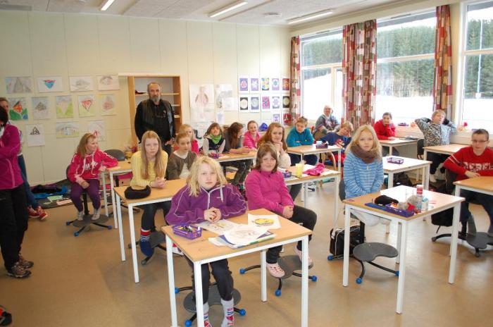 I klasserommet f�r start. Einar Moen og skolebarn