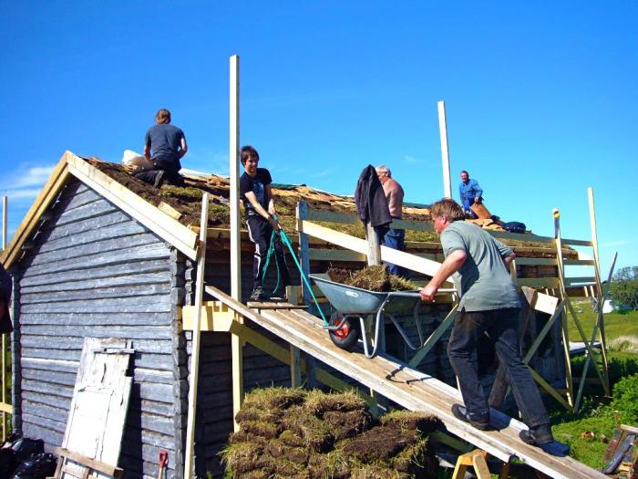 Se metoden for � f� torven opp p� taket! Her Johan Skjevling og Martin Skjefstad