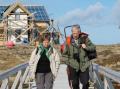 Inger og H�kon passerer en av bruene p� L�nan. I bakgrunnen restaurering av huset til Anders Johnsen