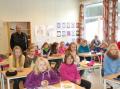 I klasserommet f�r start. Einar Moen og skolebarn